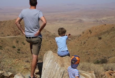 Namibia mit Kindern - Namibia for family individuell - Familie in Namibia genießt Ausblick