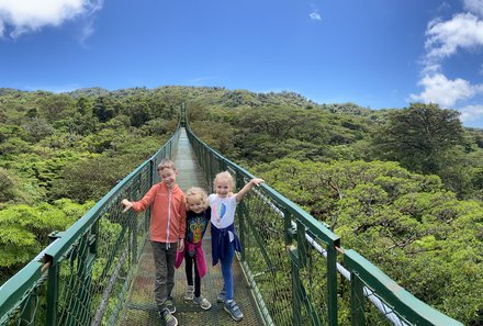 Familienreise Costa Rica individuell - Nebelwald Monteverde - Kinder auf der Hängebrücke