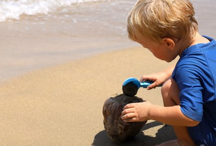Familienreise Costa Rica - Costa Rica for family individuell - Kleinkind spielt im Sand