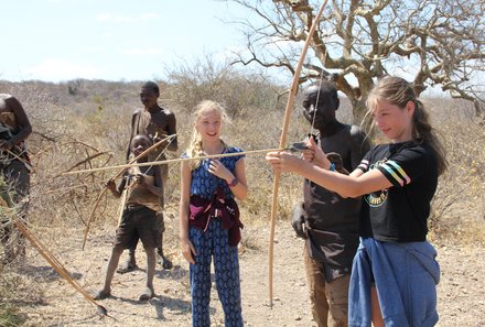 Tansania Familienreise - Tansania for family - Bogenschießen mit Hadzabe Stamm