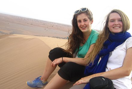 Marokko mit Kindern - Marokko for family - Mädchen sitzen auf den Dünen