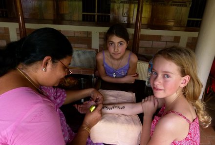 Indien mit Kindern - BASIS Projekt Indien - Kind mit Henna Tattoo