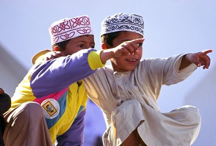 Oman mit Kindern - Oman for family - Kinder zeigen auf etwas