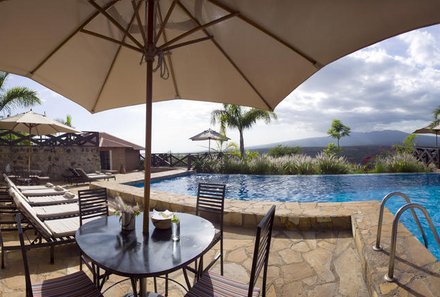 Tansania Familienreise - Tansania Family & Teens - Bashay Rift Lodge - Pool mit Schirm
