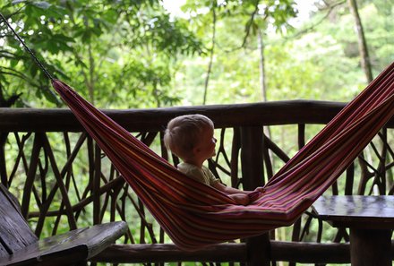 Costa Rica mit Kindern - Costa Rica Urlaub mit Kindern - Kleinkind in der Hängematte in der La Tigra Rainforest Lodge
