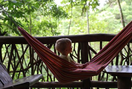 Costa Rica mit Kleinkindern individuell - La Tigra - Kind in Hängematte - Astrid Därr