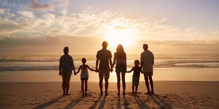 Fernreiseziele mit Kindern im Sommer - Tipps für Fernreisen im Sommer mit Kindern - Mehrgenerationenfamilie am Strand