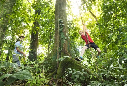 Costa Rica mit Kleinkind - Kind spielt im Regenwald