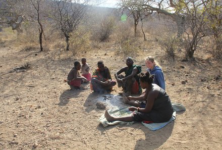 Tansania Familienreise - Tansania Family & Teens - Eyasisee - Frauen der Völkergruppe mit Teen