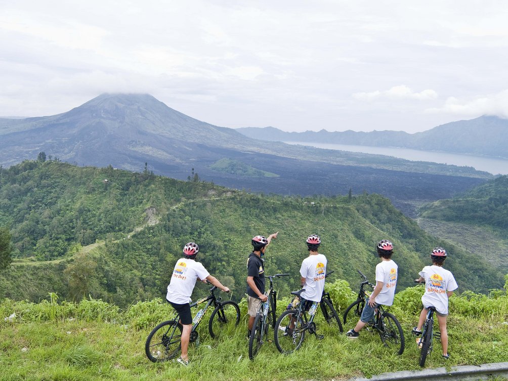 Bali Familienreise - Guide mit Gruppe auf Biketour