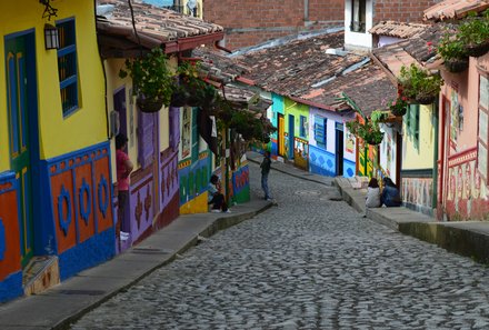 Kolumbien Familienreise - Kolumbien Family & Teens - Straße mit bunten Häusern in Guatape