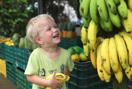Costa Rica Familienreise - Costa Rica for family - Kleinkind mit Bananen
