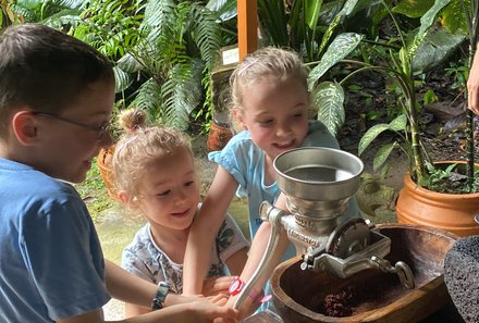 Costa Rica Familienreise - Costa Rica for family - La Tirimba - Kinder machen Schokolade