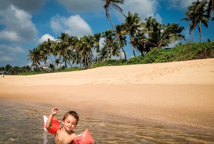 Sri Lanka mit Kindern - Sri Lanka for family - Kind mit Schwimmflügeln im Meer