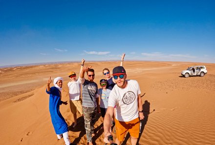 Marokko mit Kindern - Marokko for family - Familie mit Guide in der Wüste