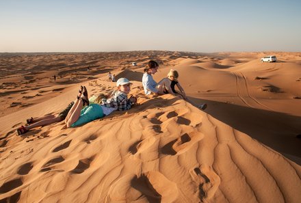 Familienreise Oman - Oman for family - Kinder auf Wüstendüne