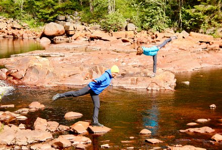 Schweden Familienreise - Schweden Family & Teens - Jugendliche balancieren an See