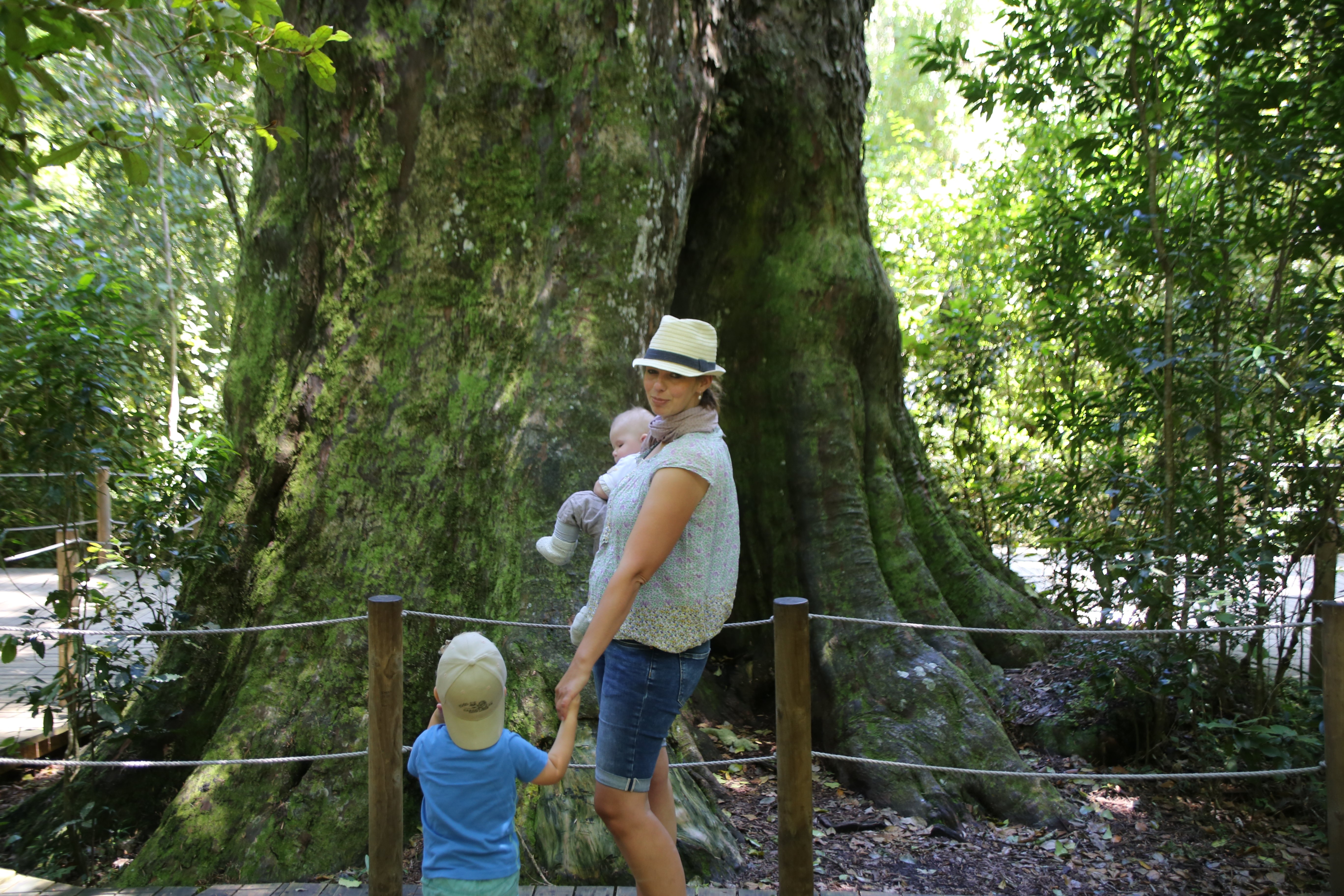 Reisen mit Baby - Fernreise mit Baby - Reise Elternzeit - Mutter mit Baby im Tsitsikamma Nationalpark - Südafrika