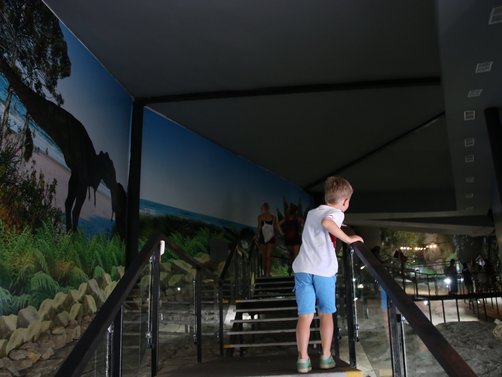 Georgien Familienurlaub - Urlaub mit Kindern in Georgien - Kind erforscht die Geschichte der Dinos