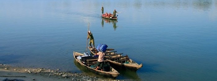 Reiseversicherungen - Mann ladet Gepäck auf ein Boot