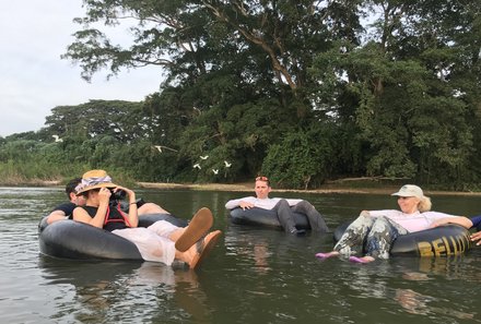 Kolumbien Familienreise - Kolumbien Family & Teens - Treiben in Reifen auf dem Don Diego Fluss