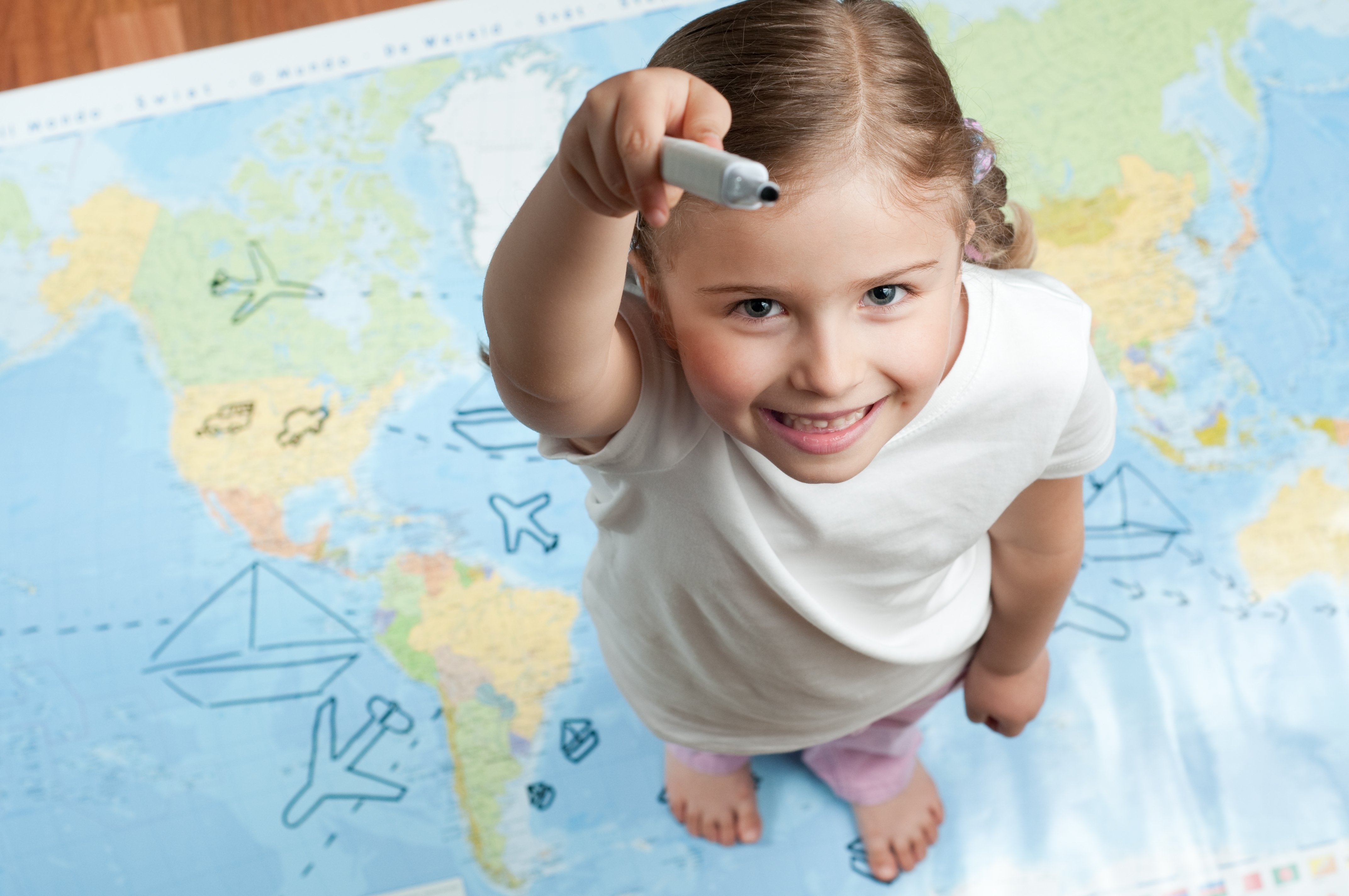 For Family Reisen - Reiseziele 2024 - Europaziele - Kind auf Weltkarte