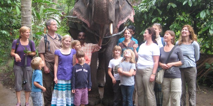 Indien Familienreise - Reisegruppe Foto mit Elefant - Neues elektronisches Visum bei Indien Reisen mit Kindern