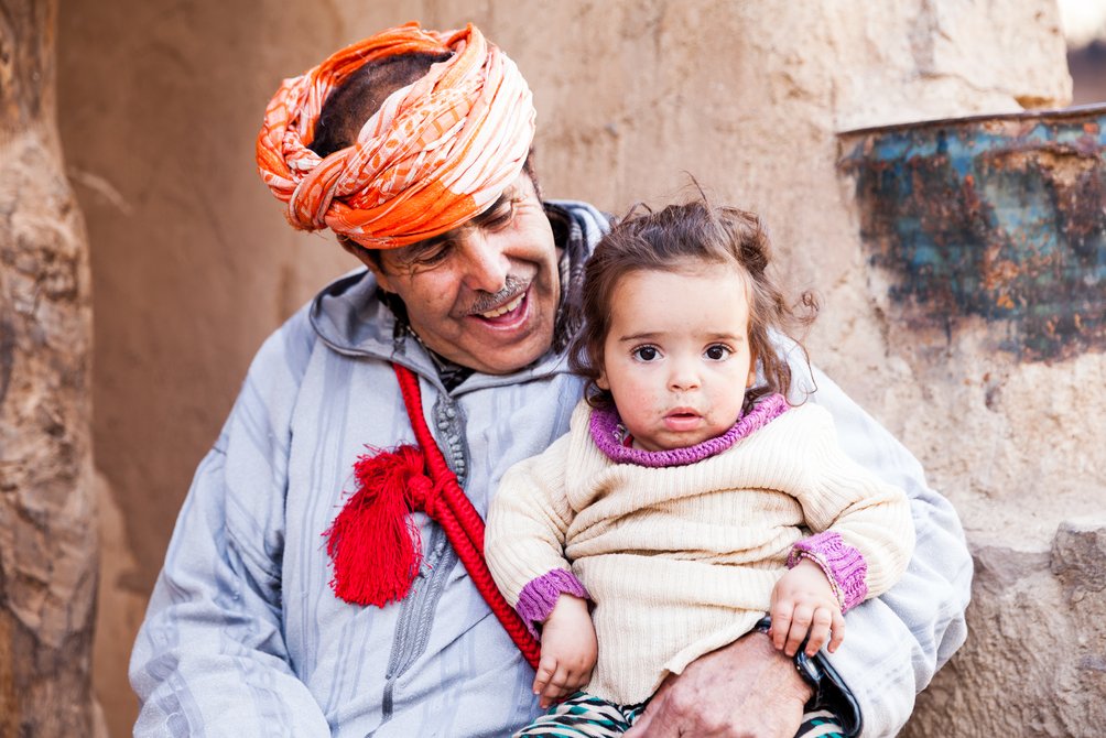 Marokko Rundreise für Familien - Erfahrungsbericht Marokko mit Teeangern - Einheimischer mit Baby
