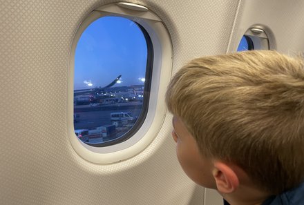 Familienreise Kuba - Kuba for family - Junge im Flugzeug