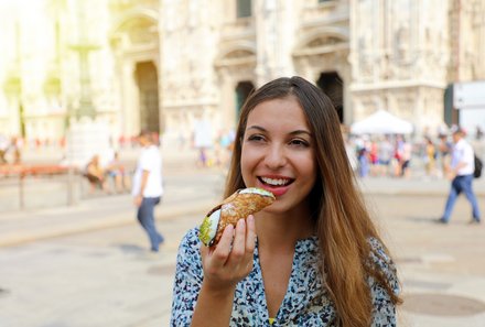 Sizilien mit Kindern - Sizilien Urlaub mit Kindern - Mädchen isst Cannolo