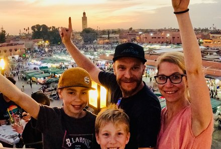 Marokko Family & Teens - Marrakesch - Familie am Jamaa el Fna Platz