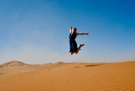 Marokko mit Kindern - Marokko for family - Frau springt in der Wüste