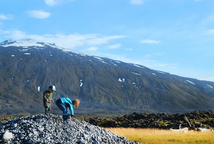 Island Familienreise - Island for family - Kinder spielen auf der Snaefellsness Halbinsel