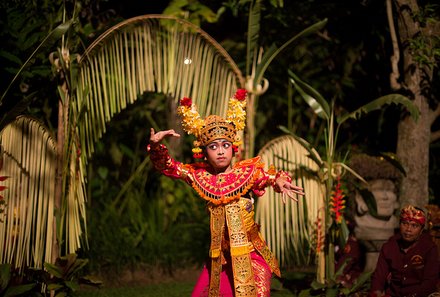 Bali mit Kindern - Bali for family - Mädchen tanzt balinesichen Tanz