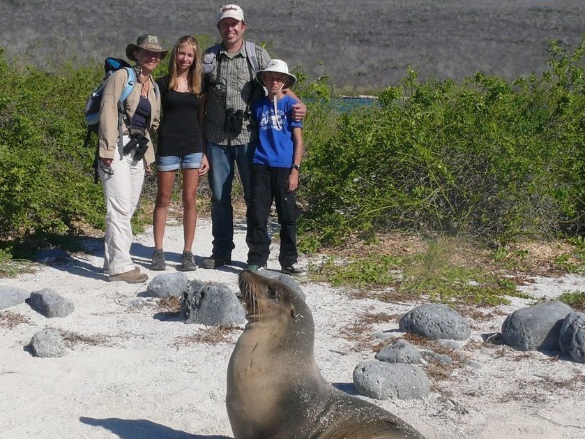 Familienreise_Galapagos_Familie Stoll mit Robbe