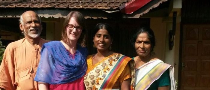 Familienurlaub Indien Süd - Besuch im BASIS Projektdorf - Einheimische Familie mit Reisende