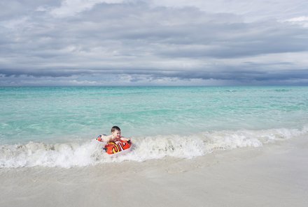 Familienreise Kuba - Kuba for family - Kind im Wasser am Strand in Varadero