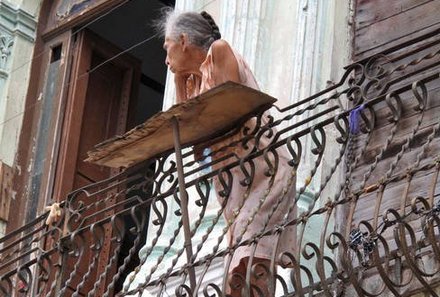 Familienreise Kuba - Kuba Family & Teens - Frau auf einem Balkon
