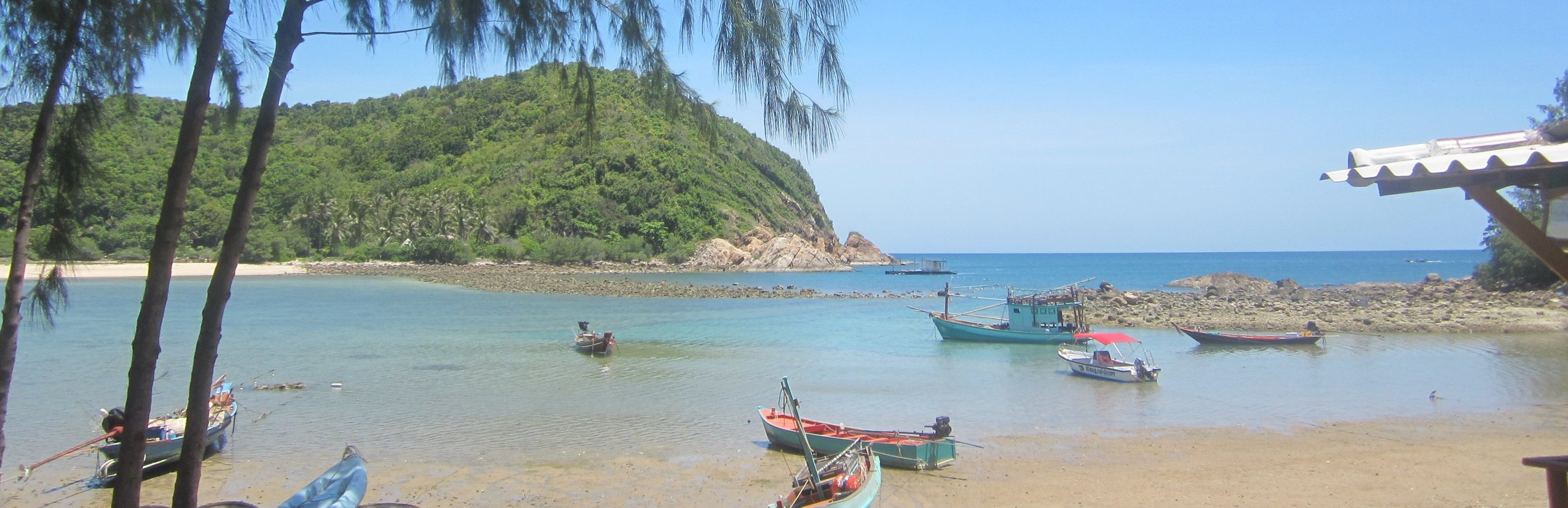 Vietnam Familienreise - Verlängerungsoptionen in Asien - For Family Reisen - Strand mit Booten