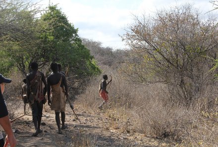 Tansania Familienreise - Tansania Family & Teens - Eyasisee - Hadzabe-Stamm auf Jagd