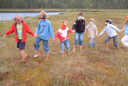 Familienreise Schweden - Schweden for family - Kinder halten sich an der Hand