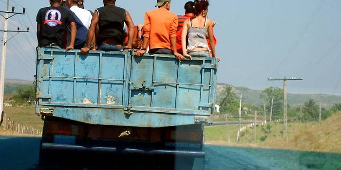 Kuba mit Kindern - 10 Gründe nach Kuba zu reisen - Menschen fahren mit Truck